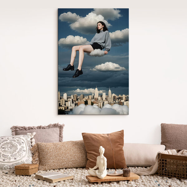 Frau sitzt auf einer Wolke im Himmel Frau sitzt auf einer Wolke im Himmel
