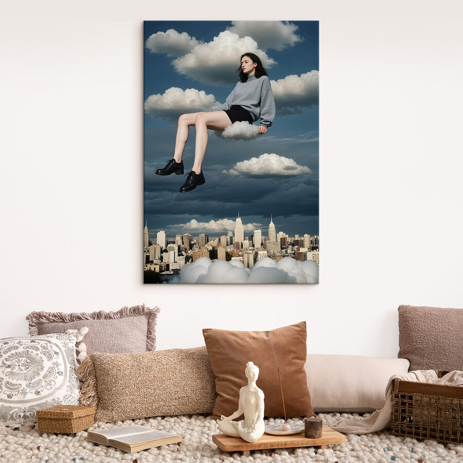 Frau sitzt auf einer Wolke im Himmel