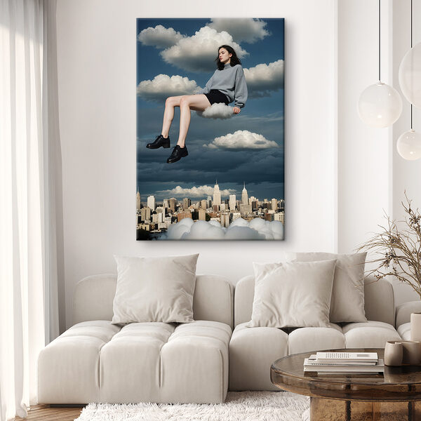 Frau sitzt auf einer Wolke im Himmel Frau sitzt auf einer Wolke im Himmel