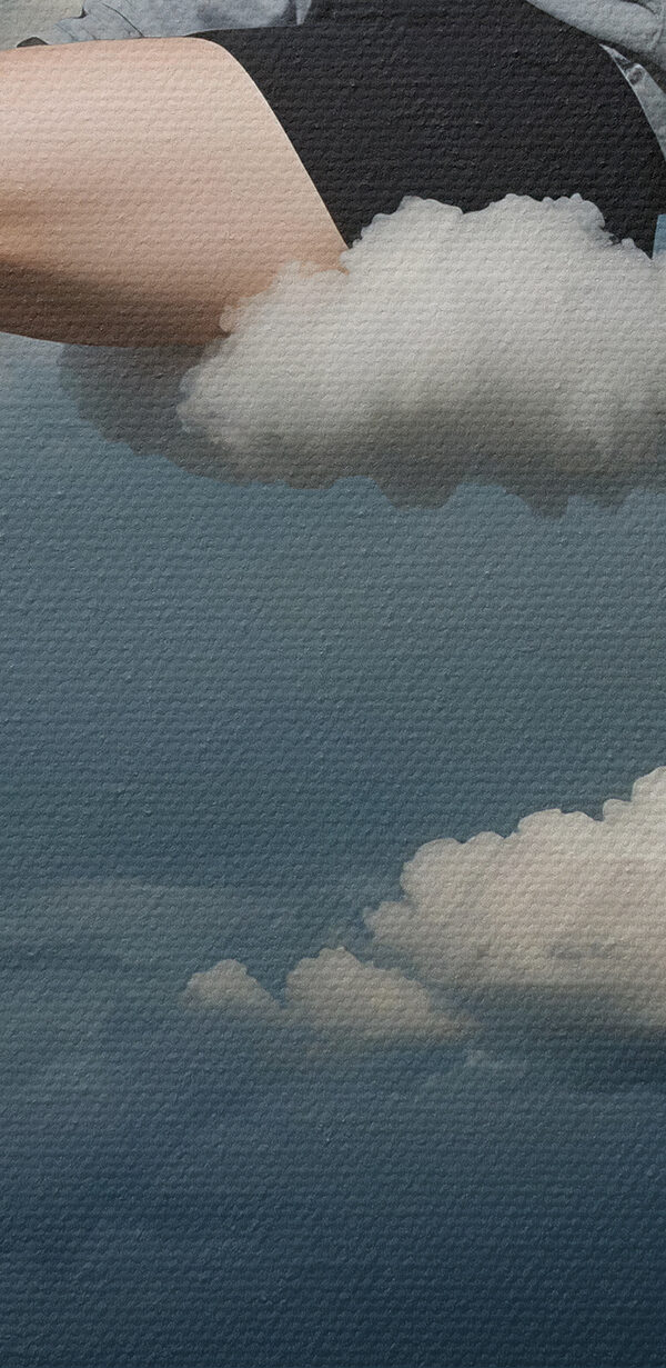 Frau sitzt auf einer Wolke im Himmel Frau sitzt auf einer Wolke im Himmel