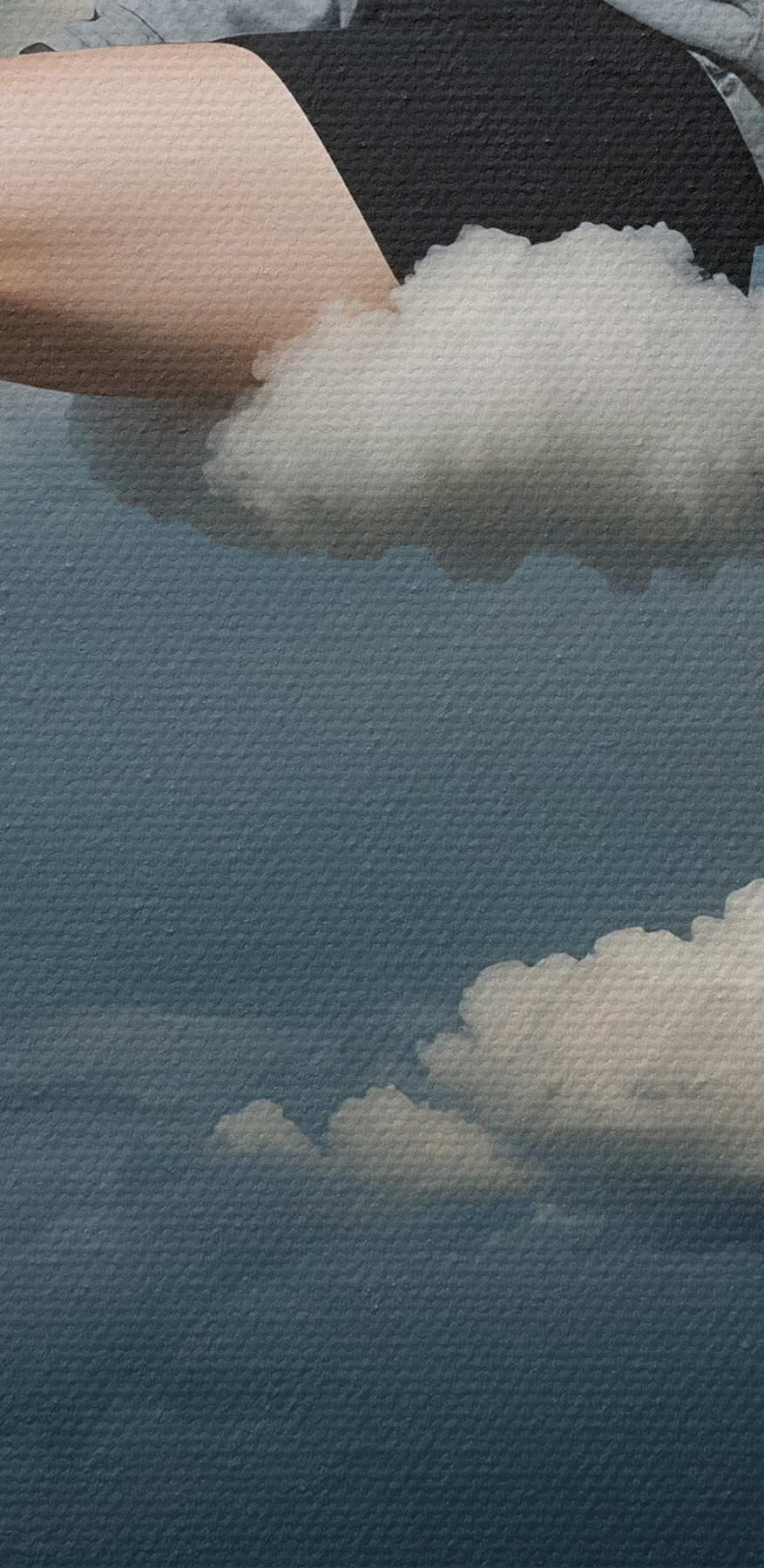 Frau sitzt auf einer Wolke im Himmel