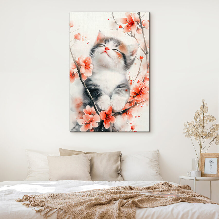 Katze sitzt auf einem Baum mit Blumen