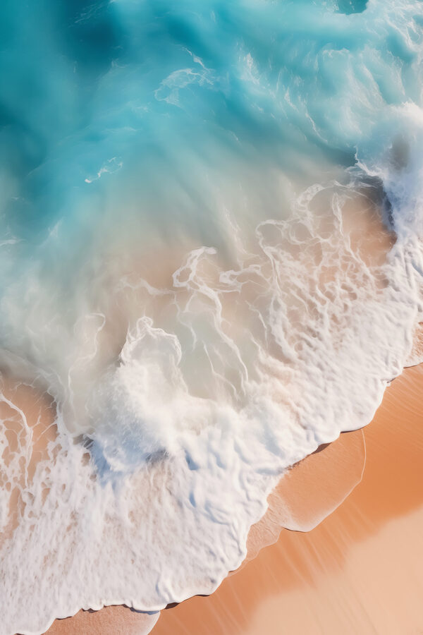 Wellen, die an einen Strand schlagen Wellen, die an einen Strand schlagen