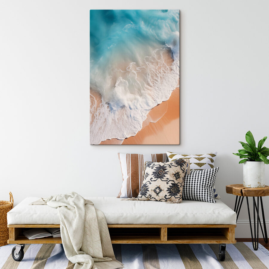 Wellen, die an einen Strand schlagen Wellen, die an einen Strand schlagen