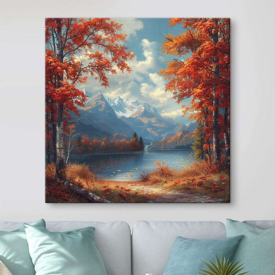 See mit orangefarbenen Blättern und Bergen im Hintergrund