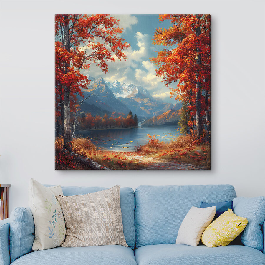 See mit orangefarbenen Blättern und Bergen im Hintergrund