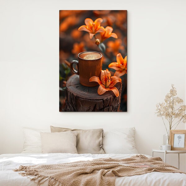 Kaffeetasse und orangefarbene Blumen Kaffeetasse und orangefarbene Blumen