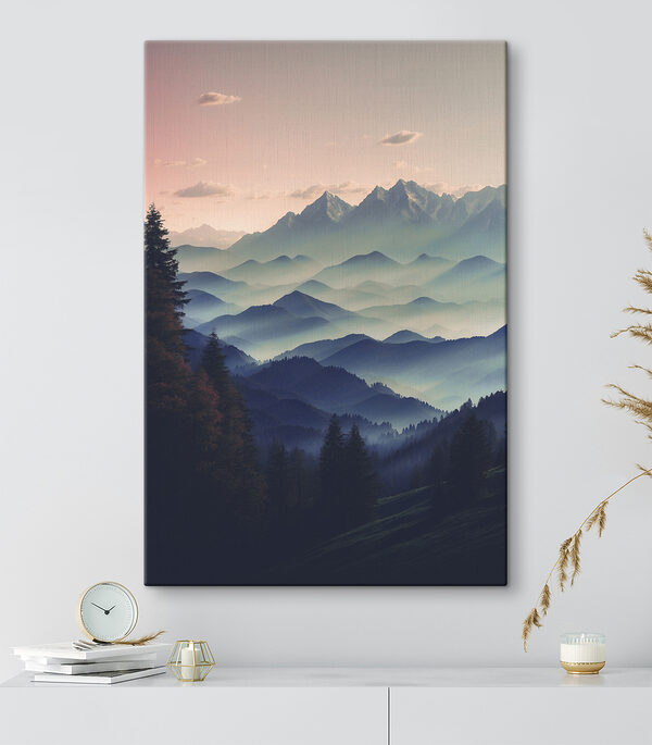 Bergkette mit Bäumen und Wolken Bergkette mit Bäumen und Wolken