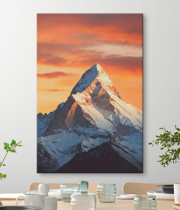 Berg mit Schnee auf dem Gipfel Berg mit Schnee auf dem Gipfel