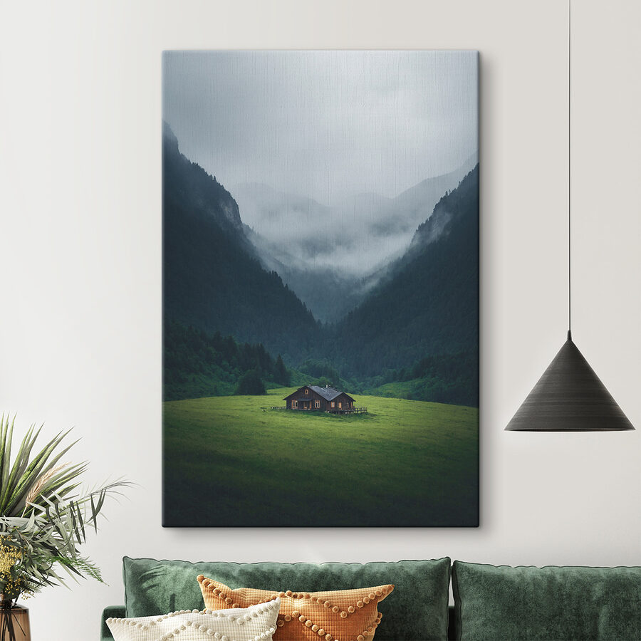Haus auf einem Feld mit Bergen im Hintergrund Haus auf einem Feld mit Bergen im Hintergrund