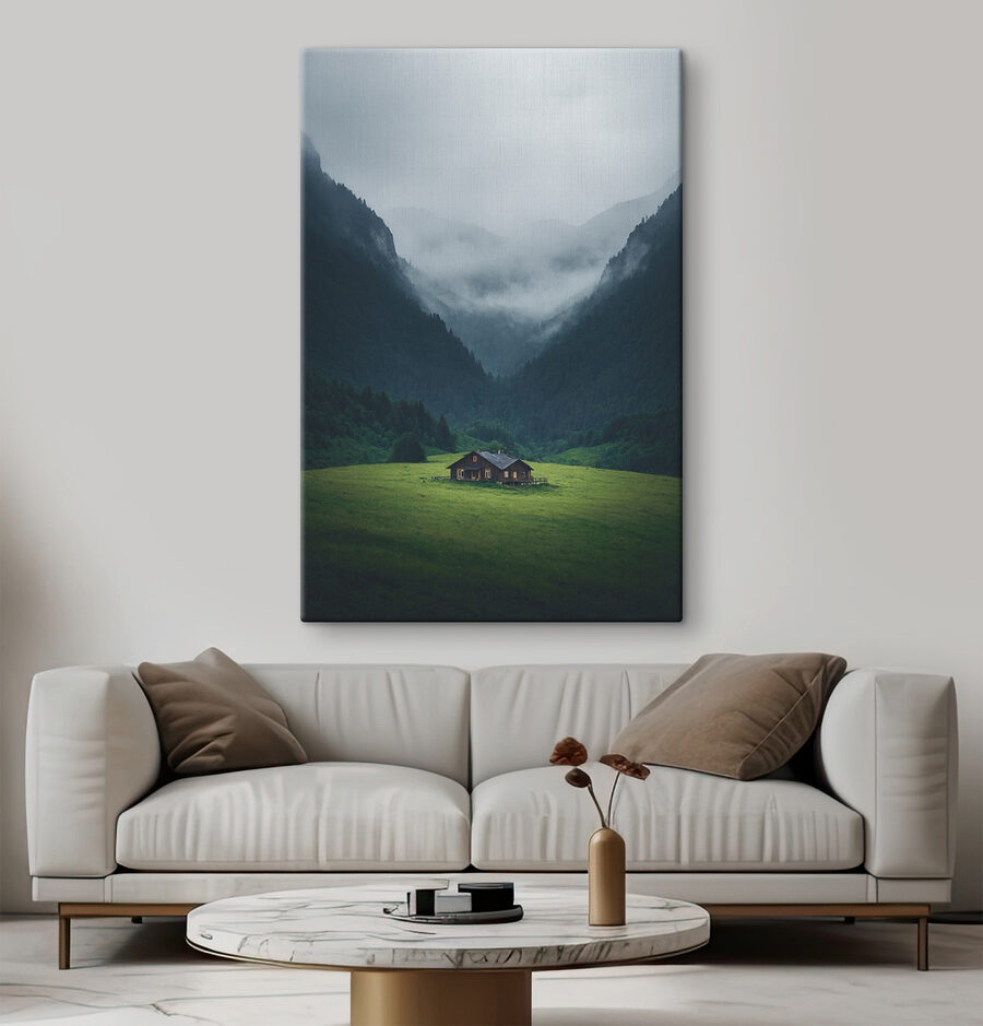 Haus auf einem Feld mit Bergen im Hintergrund Haus auf einem Feld mit Bergen im Hintergrund