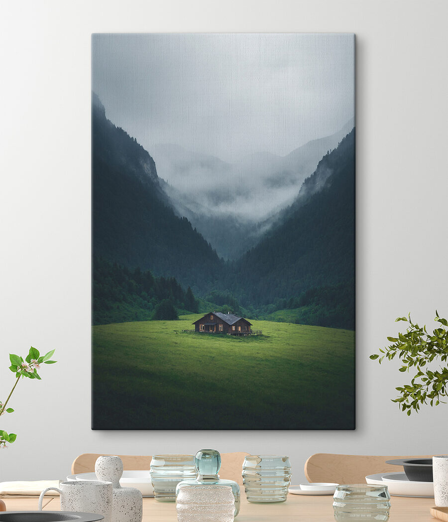 Haus auf einem Feld mit Bergen im Hintergrund Haus auf einem Feld mit Bergen im Hintergrund