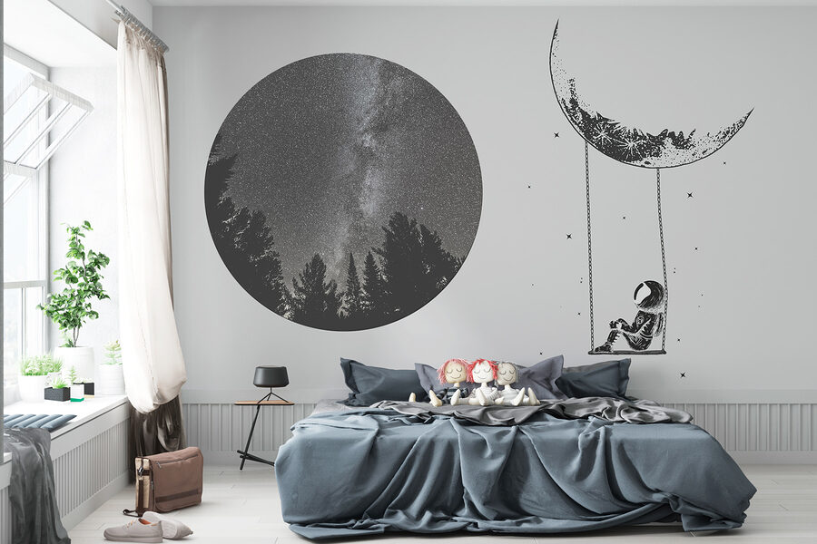 Mond und eine Person auf einer Schaukel
