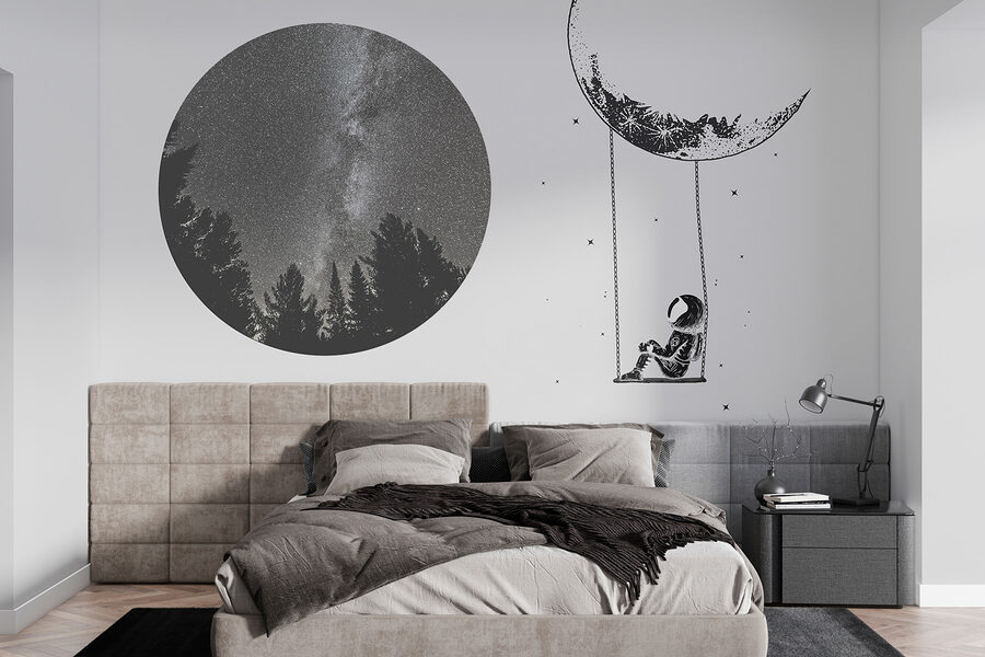 Mond und eine Person auf einer Schaukel