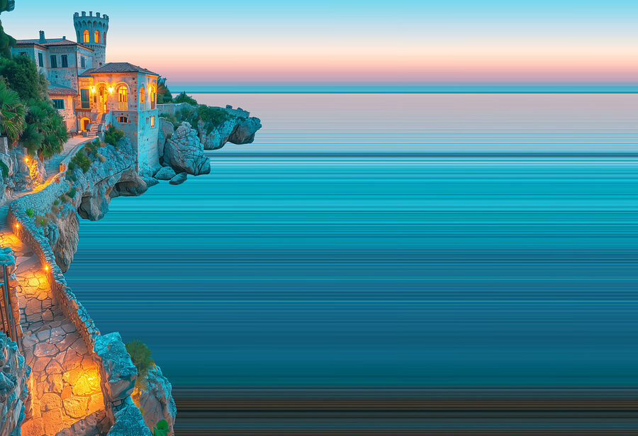 Gebäude auf einer Klippe über dem Wasser