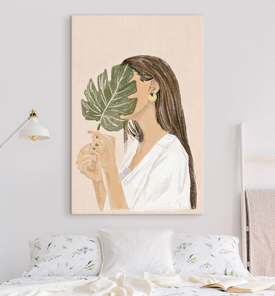 Frau hält ein Blatt
