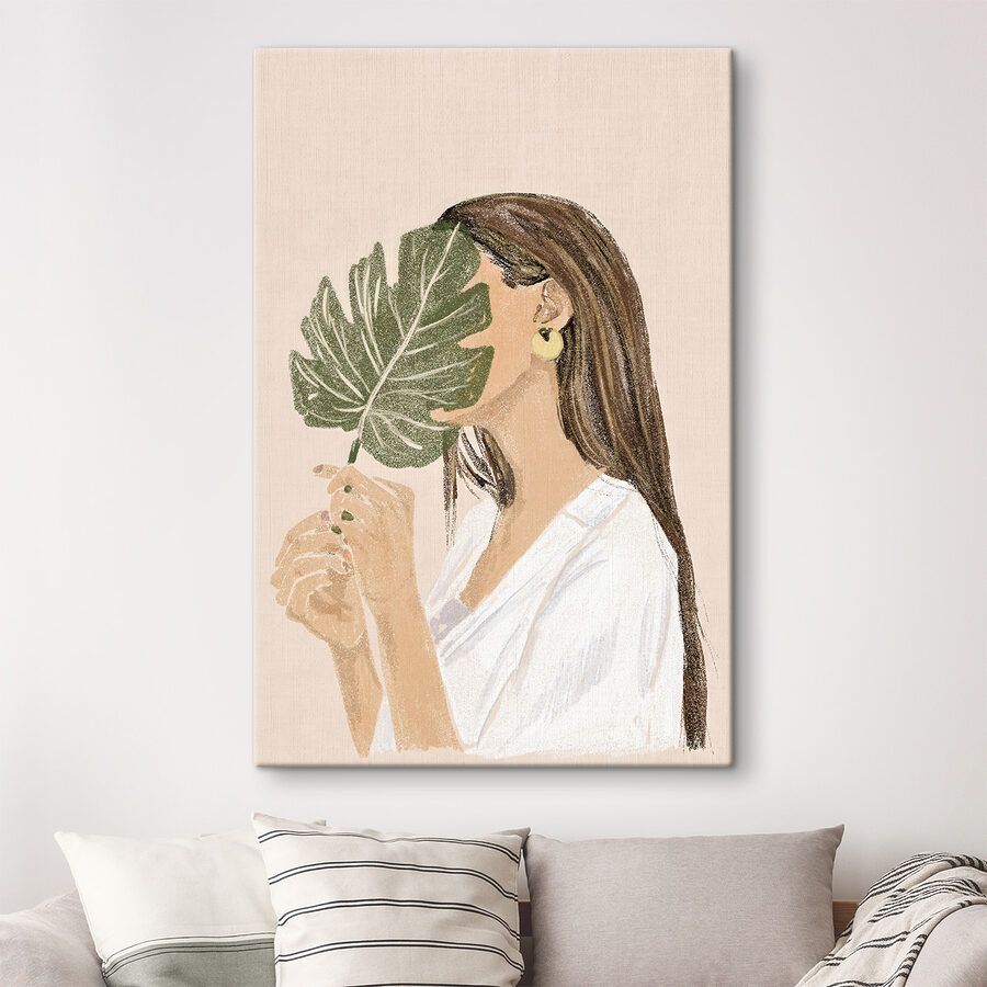 Frau hält ein Blatt