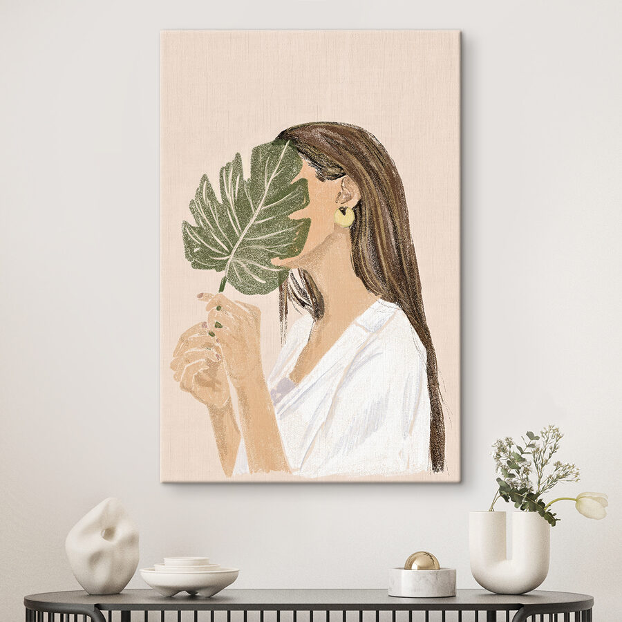 Frau hält ein Blatt