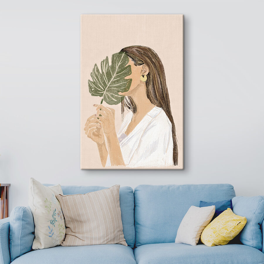 Frau hält ein Blatt