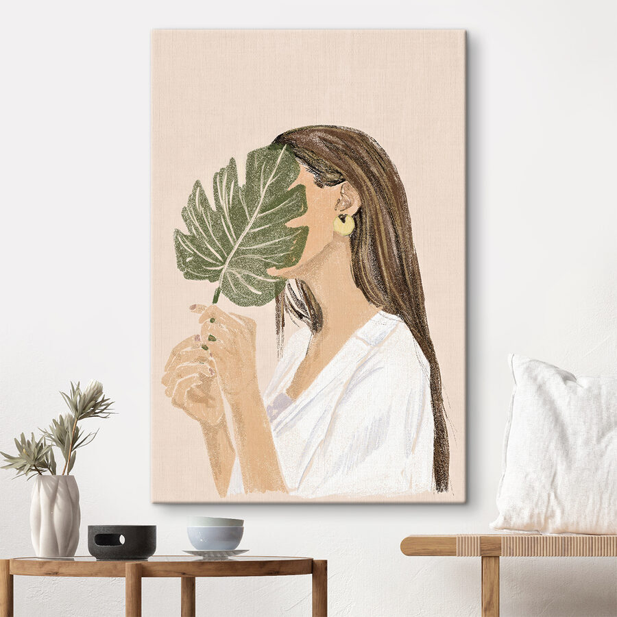 Frau hält ein Blatt