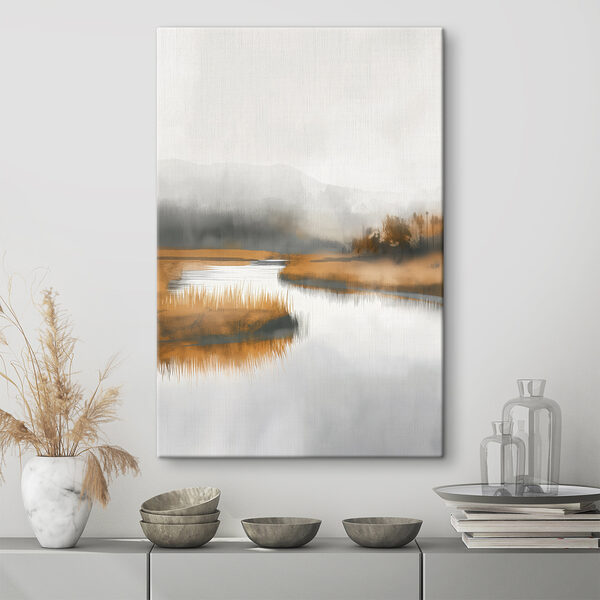 Fluss mit Gras und Bäumen im Hintergrund Fluss mit Gras und Bäumen im Hintergrund