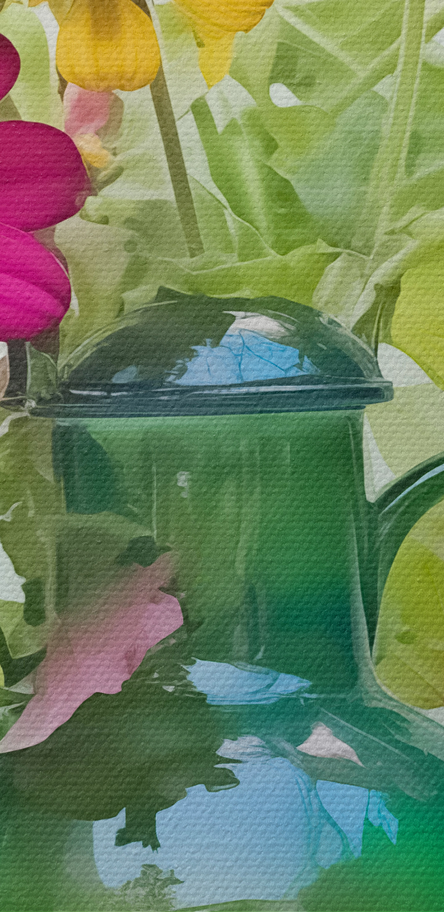 Grüne Teekanne mit bunten Blumen
