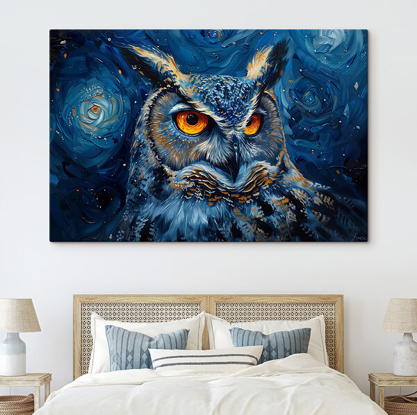 Eine Eule mit orangefarbenen Augen Eine Eule mit orangefarbenen Augen