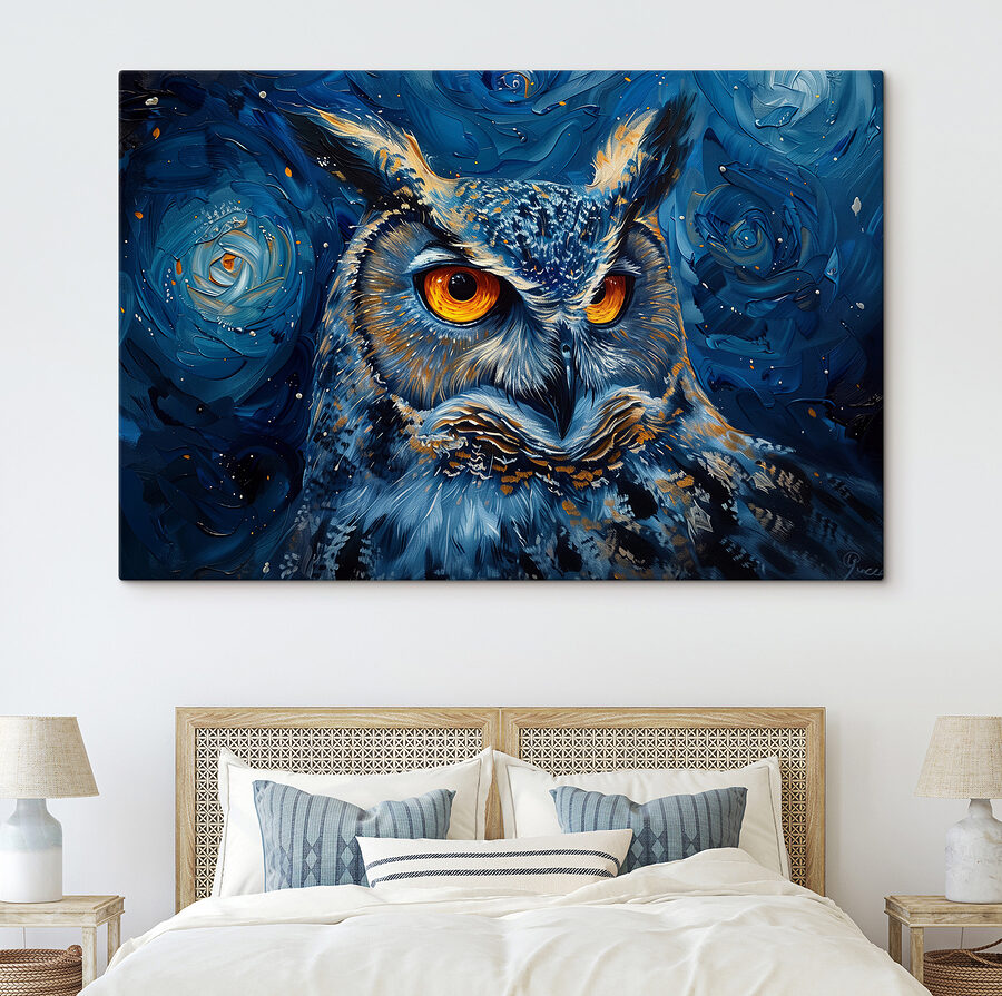 Eine Eule mit orangefarbenen Augen