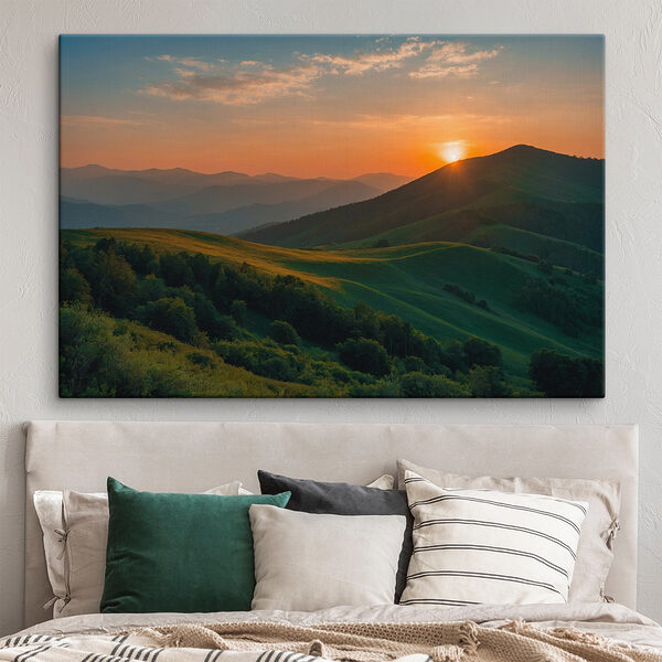 Sonnenuntergang über einem grünen Hügel Sonnenuntergang über einem grünen Hügel