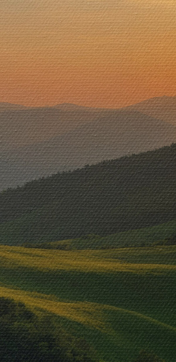 Sonnenuntergang über einem grünen Hügel Sonnenuntergang über einem grünen Hügel