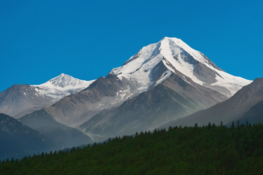 Berg mit Schnee auf dem Gipfel