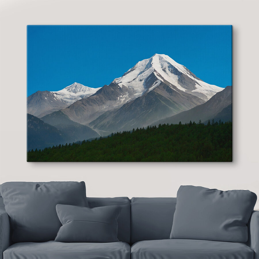 Berg mit Schnee auf dem Gipfel