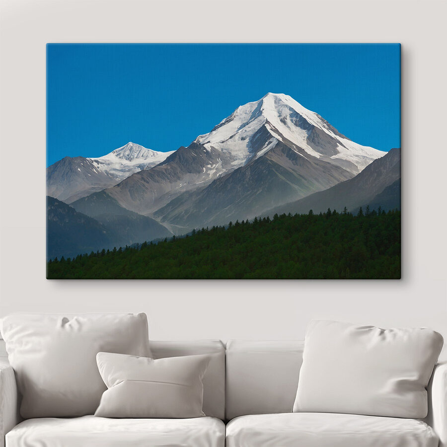 Berg mit Schnee auf dem Gipfel