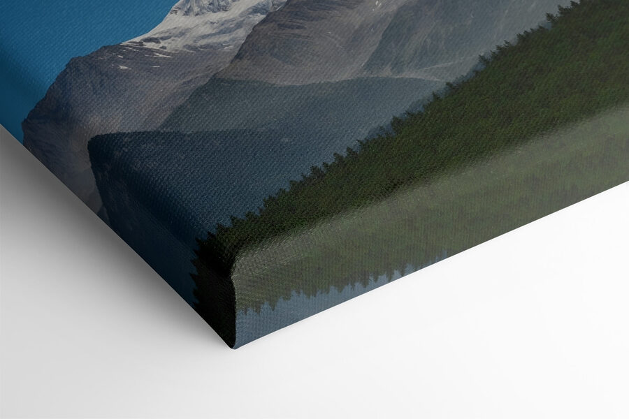 Berg mit Schnee auf dem Gipfel