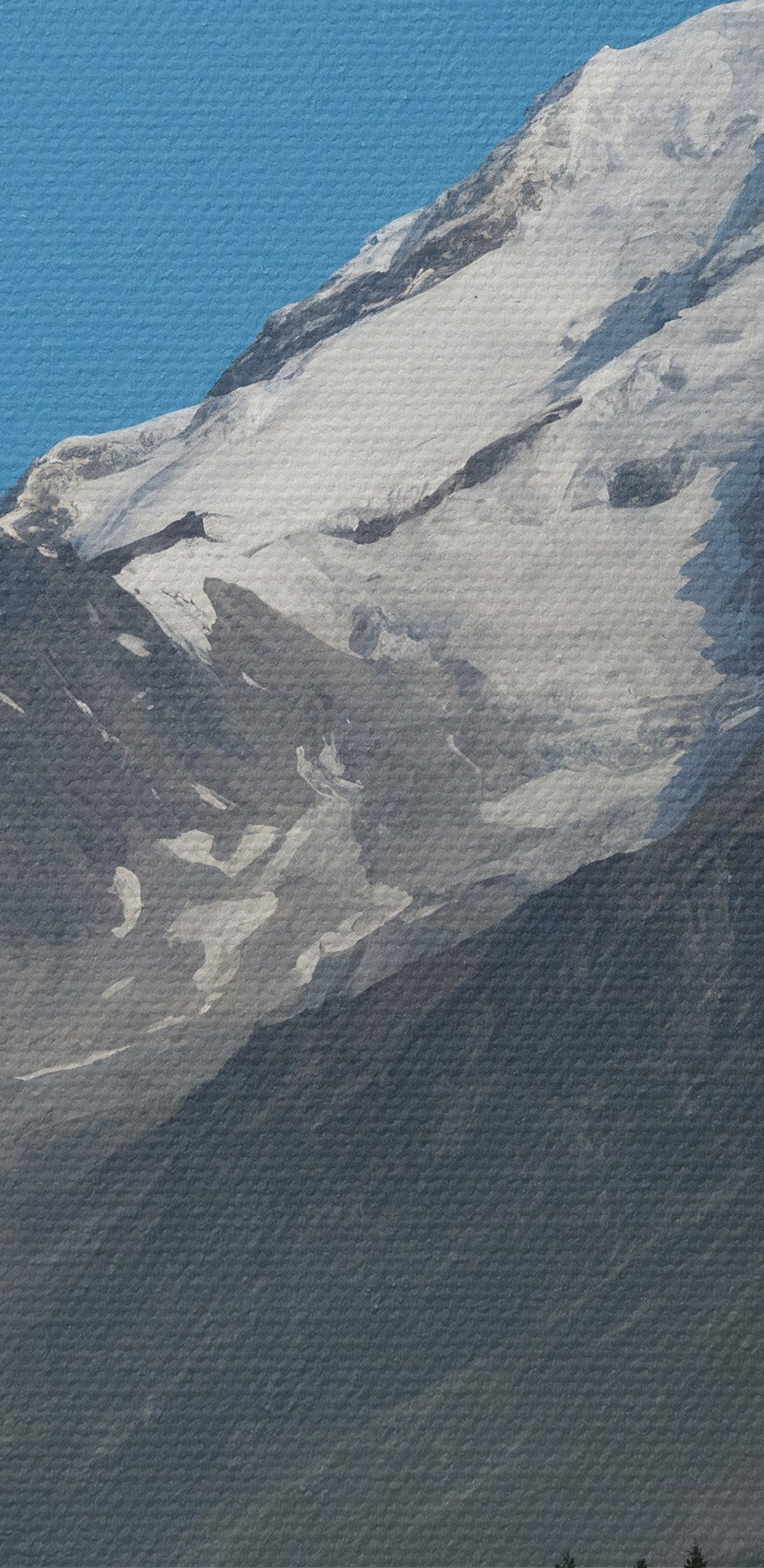 Berg mit Schnee auf dem Gipfel