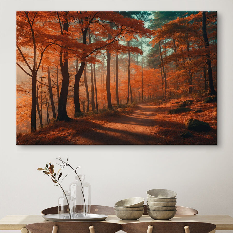 Pfad durch einen Wald mit orangefarbenen Blättern