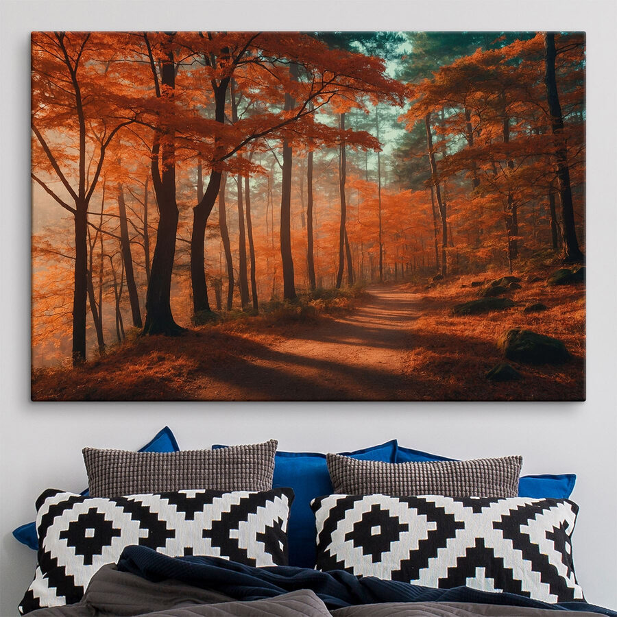 Pfad durch einen Wald mit orangefarbenen Blättern