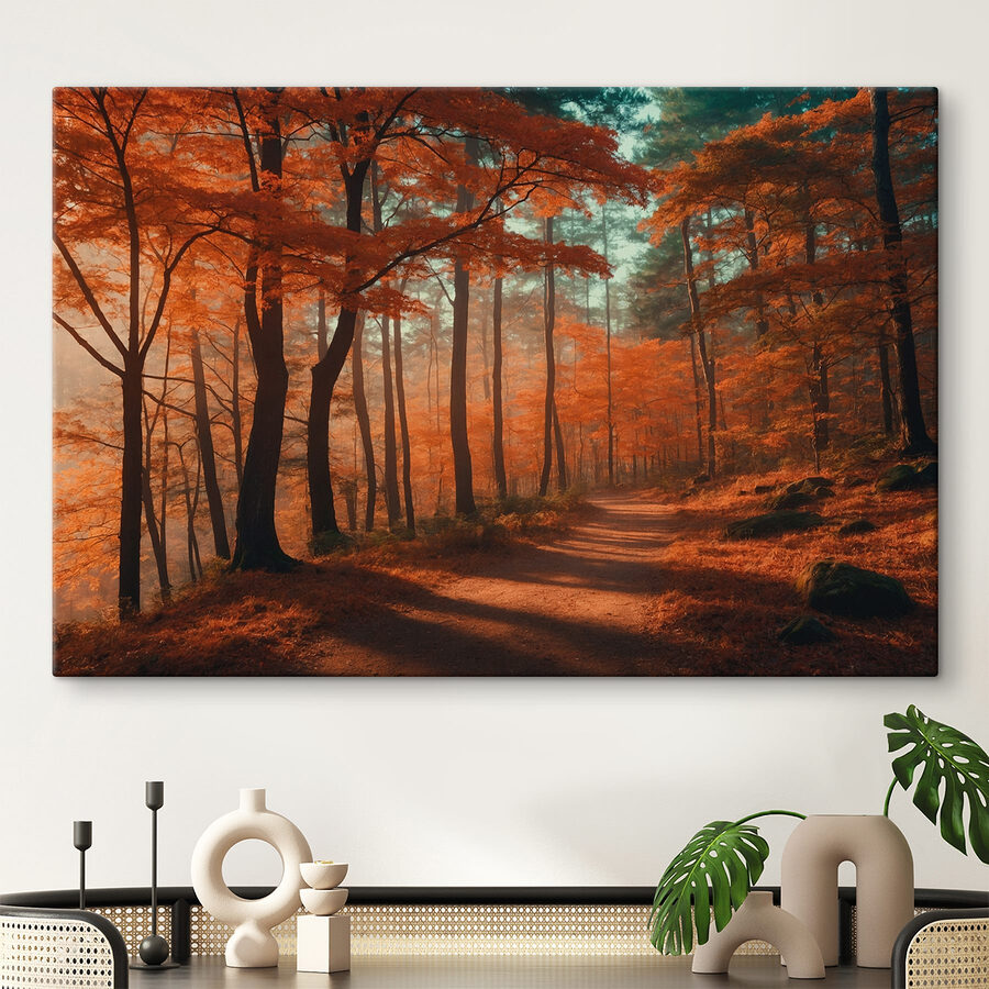 Pfad durch einen Wald mit orangefarbenen Blättern