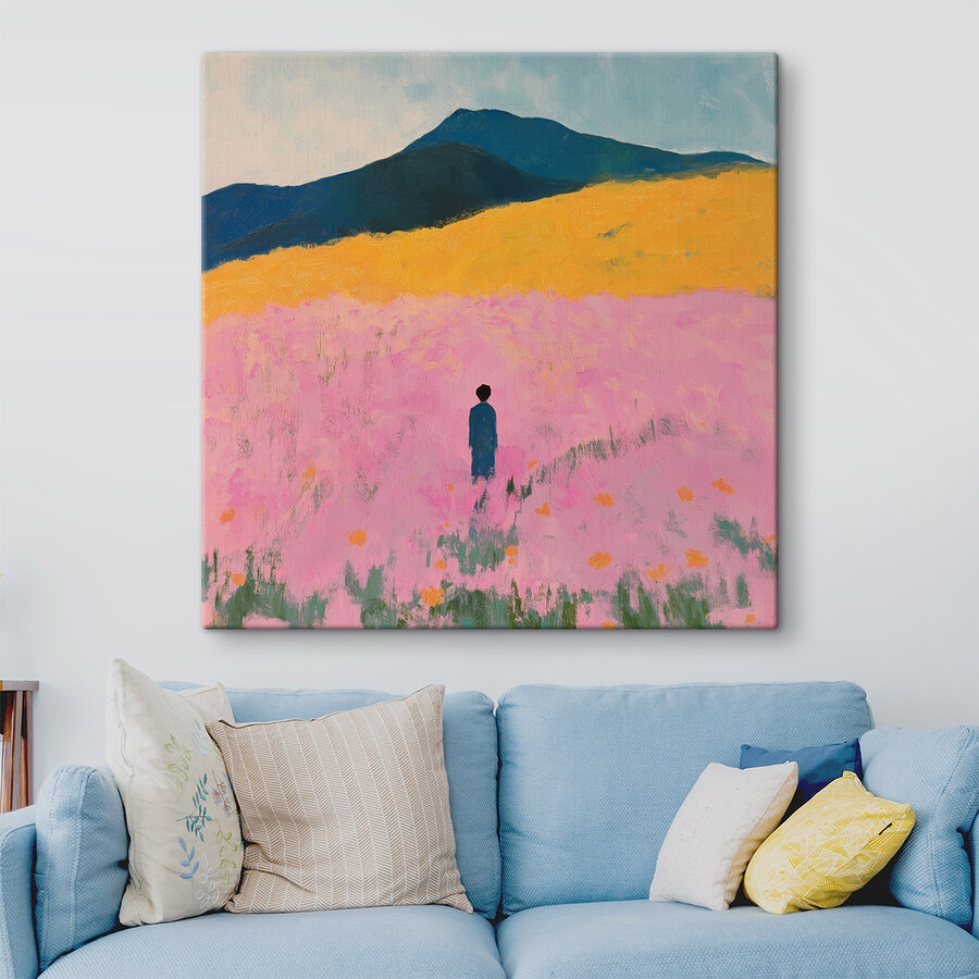 In einem Blumenfeld stehende Person