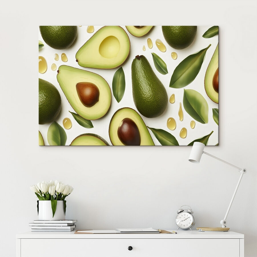 Avocados und Avocados mit Blättern und Wassertropfen