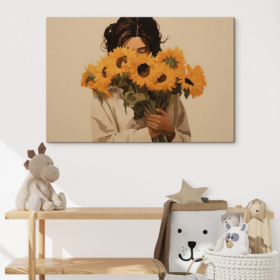 Frau hält einen Strauß Sonnenblumen