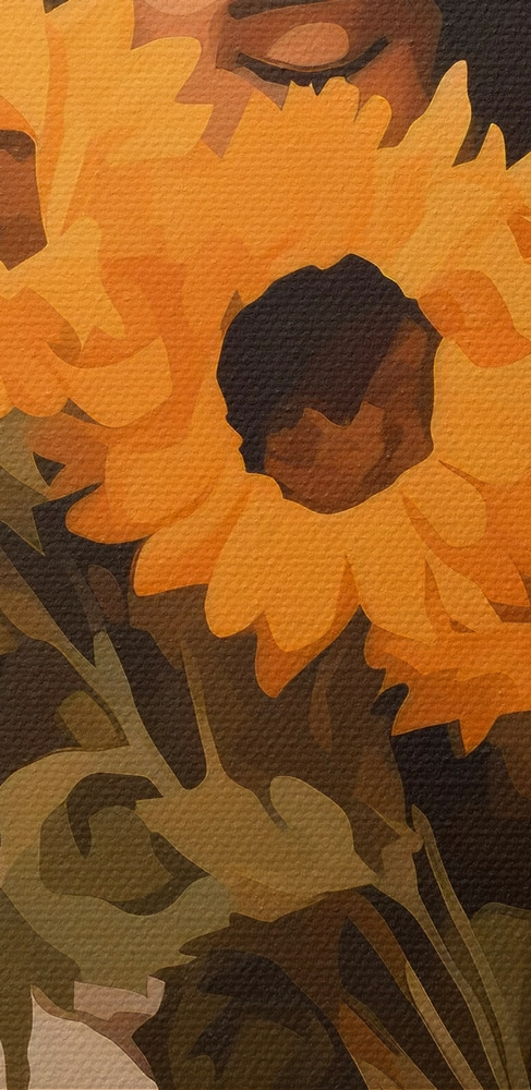 Frau hält einen Strauß Sonnenblumen