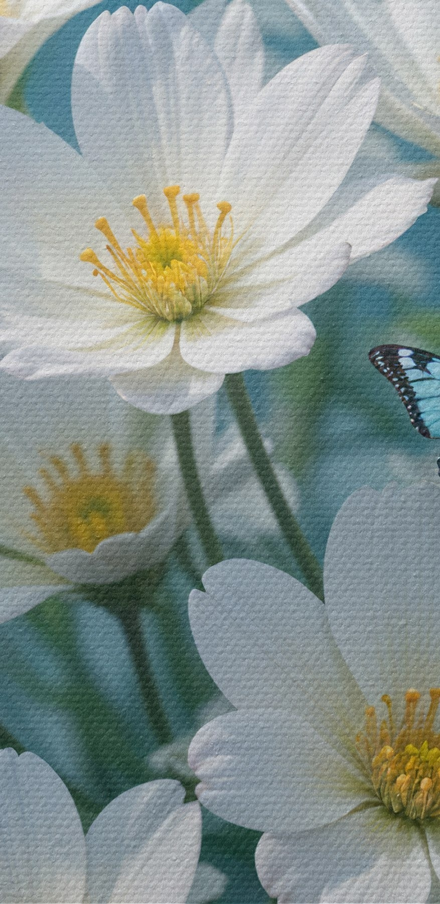 Gruppe von Schmetterlingen fliegen um eine weiße Blume
