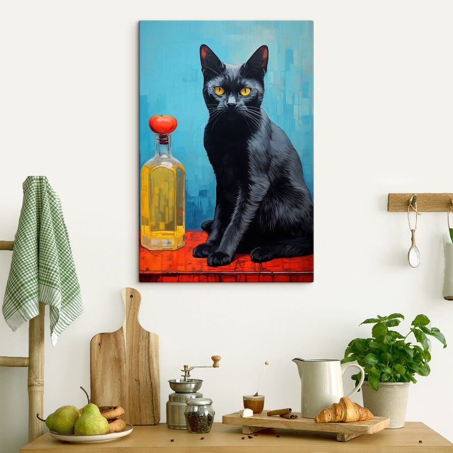 Schwarze Katze sitzt neben einer Flasche mit Flüssigkeit