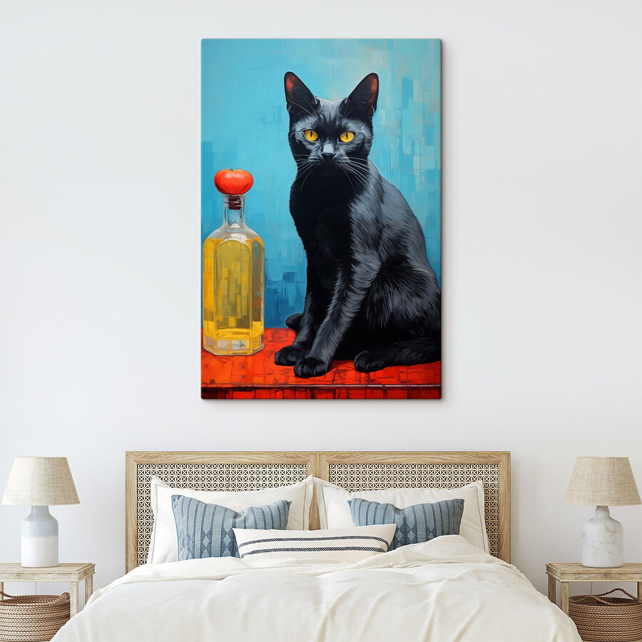 Schwarze Katze sitzt neben einer Flasche mit Flüssigkeit