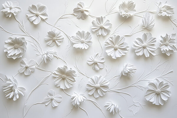 Weiße Papierblumen auf einer weißen Fläche Weiße Papierblumen auf einer weißen Fläche