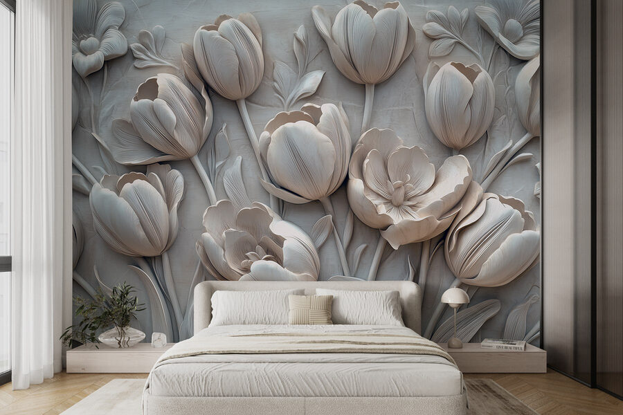 Weiße Blumenschnitzerei an einer Wand