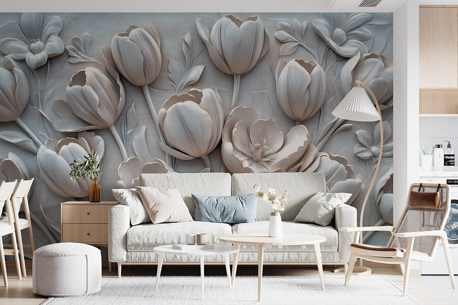 Weiße Blumenschnitzerei an einer Wand