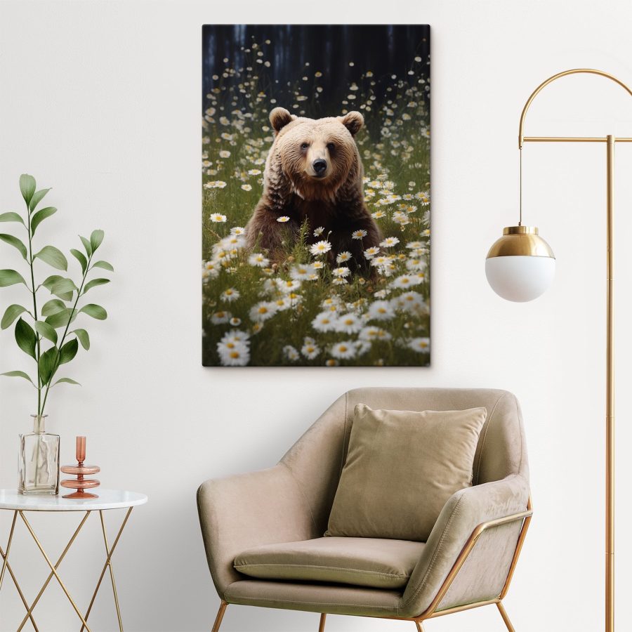 Bär in einem Blumenfeld sitzend Bär in einem Blumenfeld sitzend