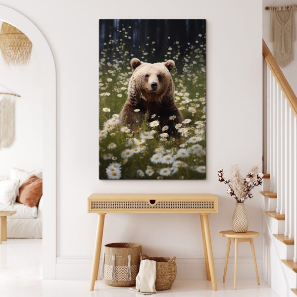Bär in einem Blumenfeld sitzend Bär in einem Blumenfeld sitzend